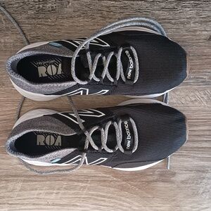 Kids tennis shoes